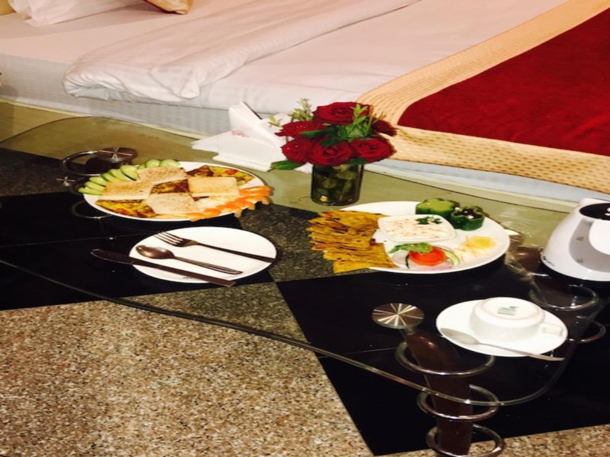 Citi Club Hotel Kanpur Bagian luar foto